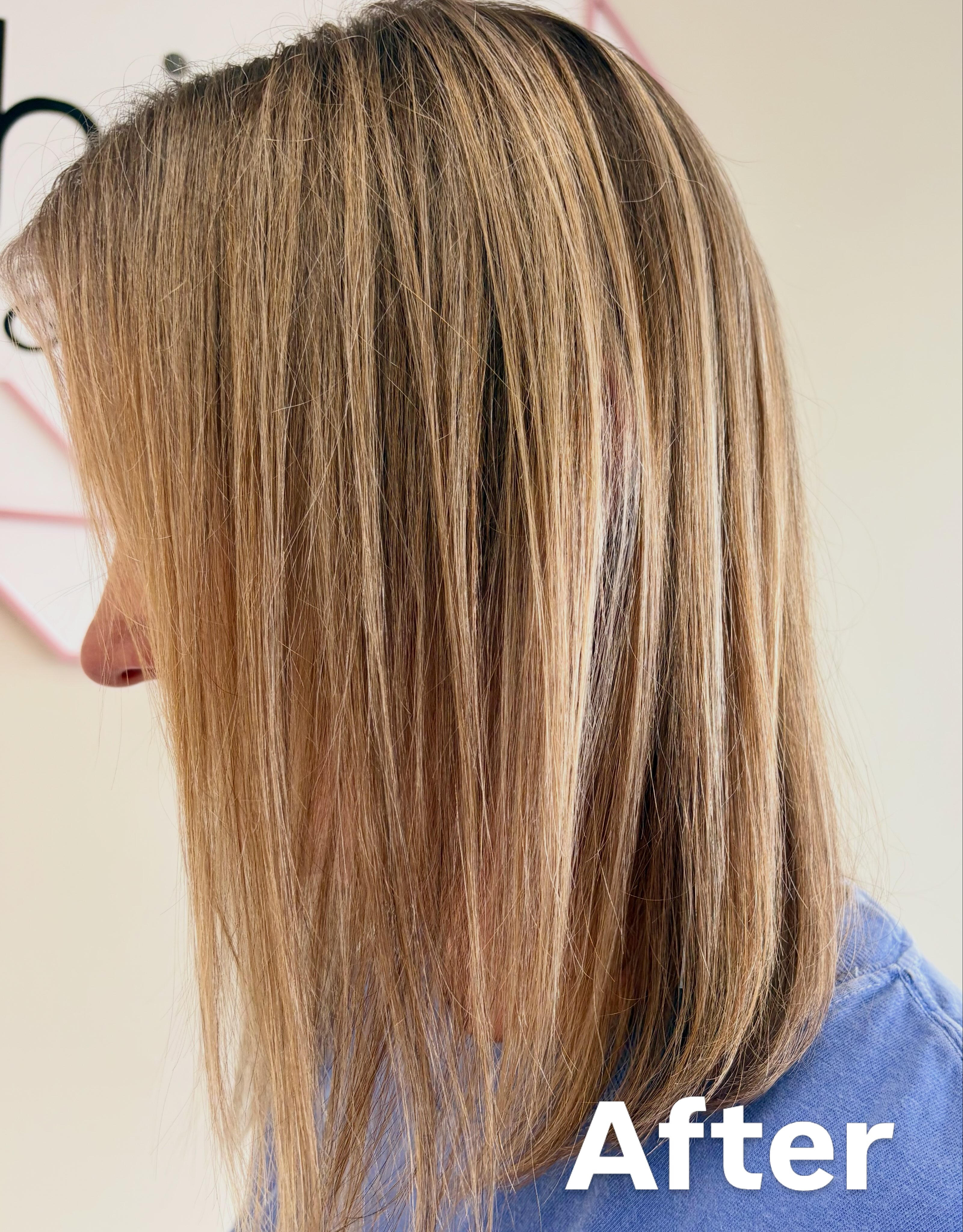 Freshened up this look with a sandy blonde partial foil and a soft root smudge for seamless dimension and a low-maintenance grow-out. Bright where it counts, blended where it matters—perfect for that effortless, lived-in blonde. ✨

#SandyBlonde #nilesmihairstylist #LivedInBlonde #hairbydawncohan