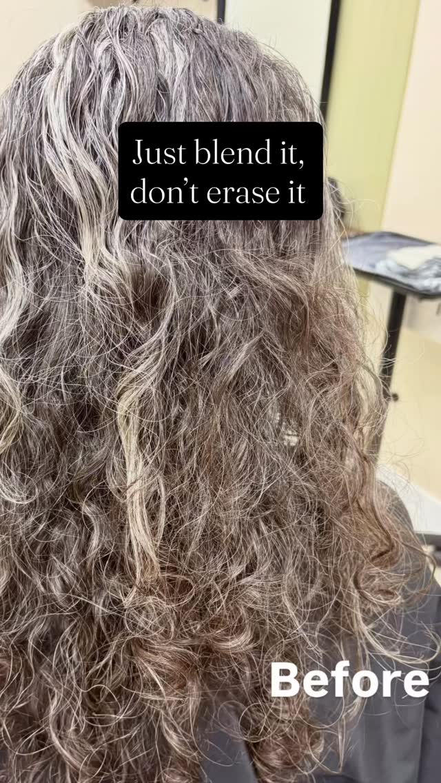 My favorite kind of gray coverage doesn’t look like coverage at all. Lived-in highlights + lowlights = soft grow-out and zero harsh roots 🙌

#grayblending #grayhairtransformation #swmichigan