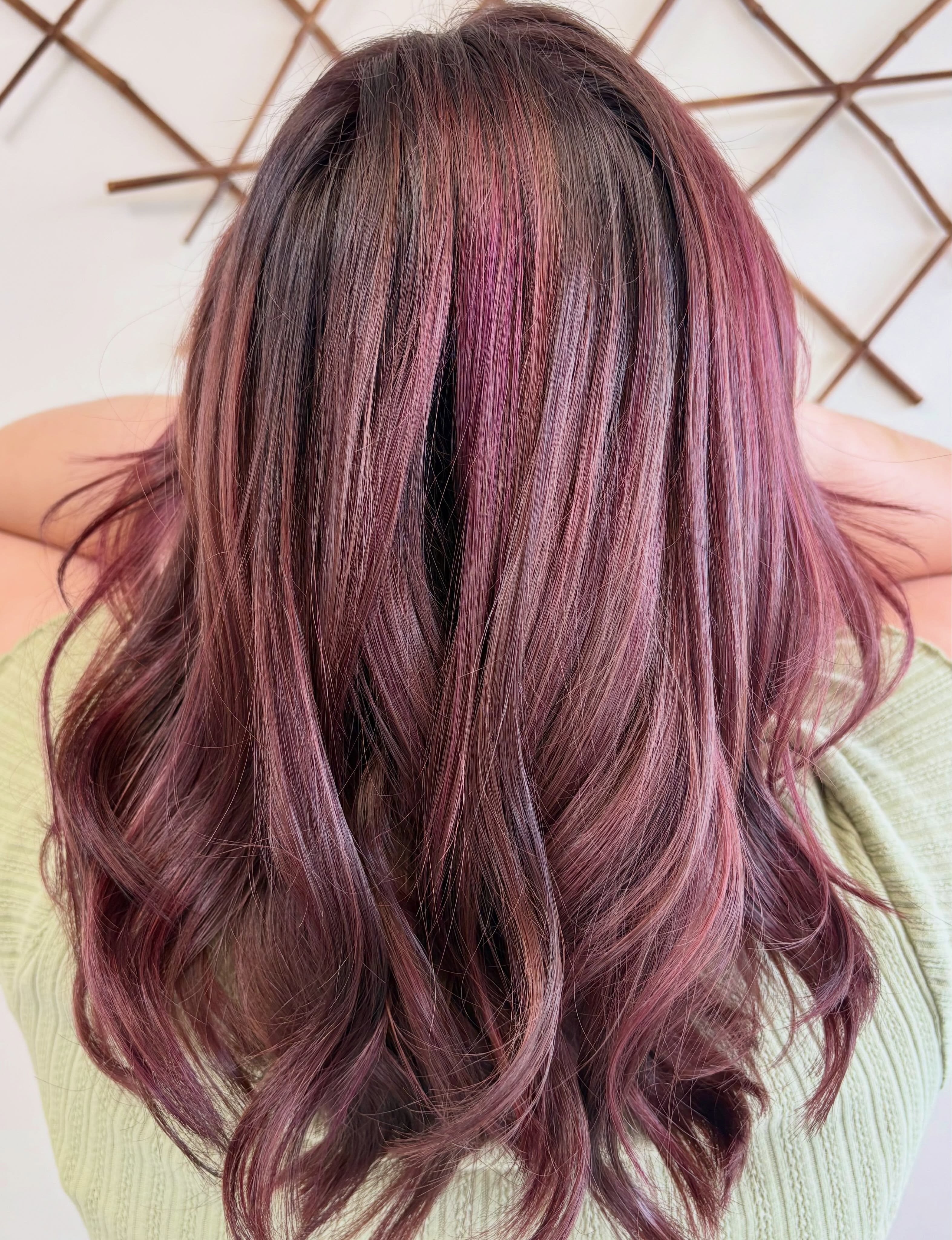 A little refresh can make all the difference ✨ Partial foil + a fresh rootsmudge to brighten things up while keeping all that gorgeous dimensional plum intact. Rich, dimensional, and perfectly lived-in. 💜